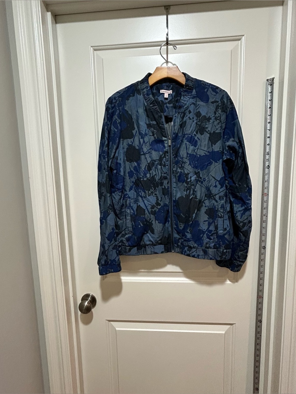 Juicy Couture women’s size M Navy Abstract -Print Jean like zip up Jacket 2 pots